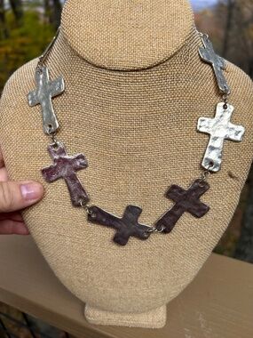 Silver -tone hammered cross link necklace
